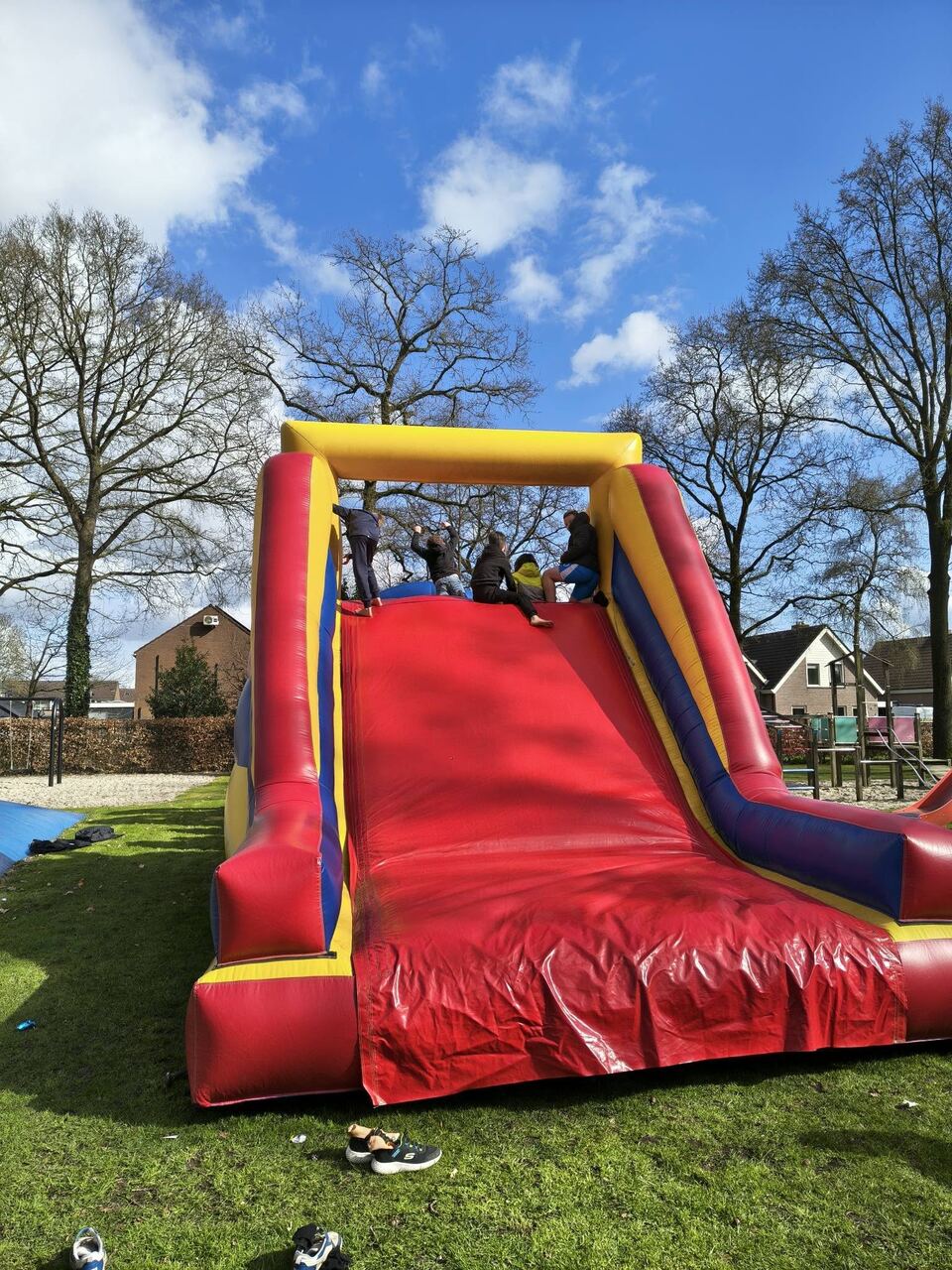 Kinderen bovenop groot luchtkussen