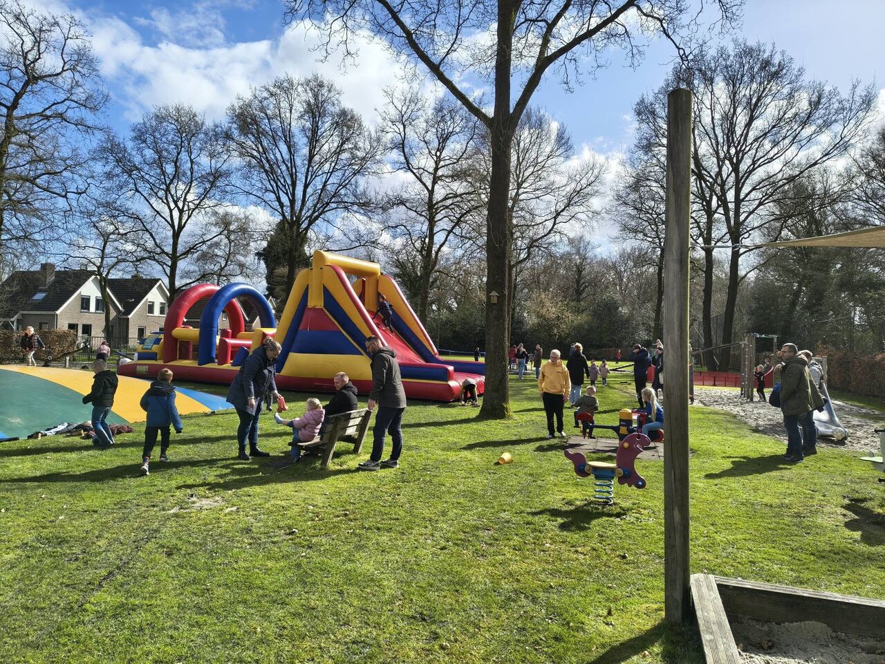 Kinderen spelen op het luchtkussen